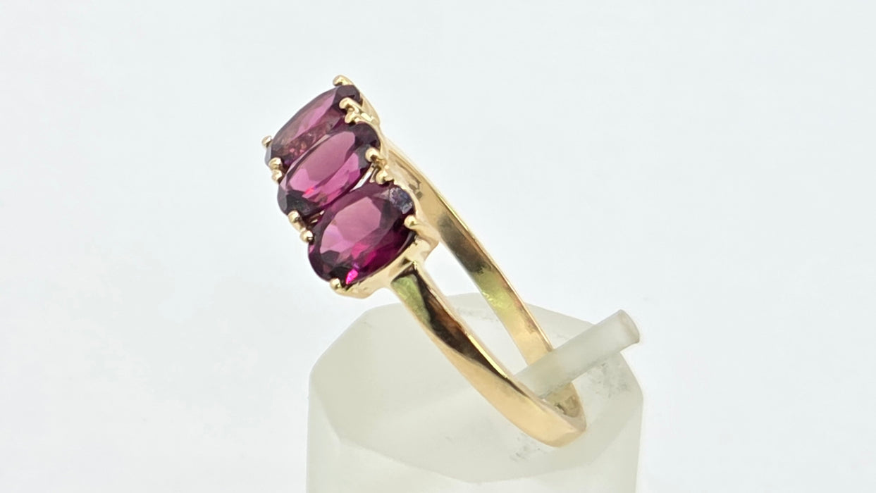 Vintage: 9ct Yellow Gold Almandine Garnet Trilogy Ring
