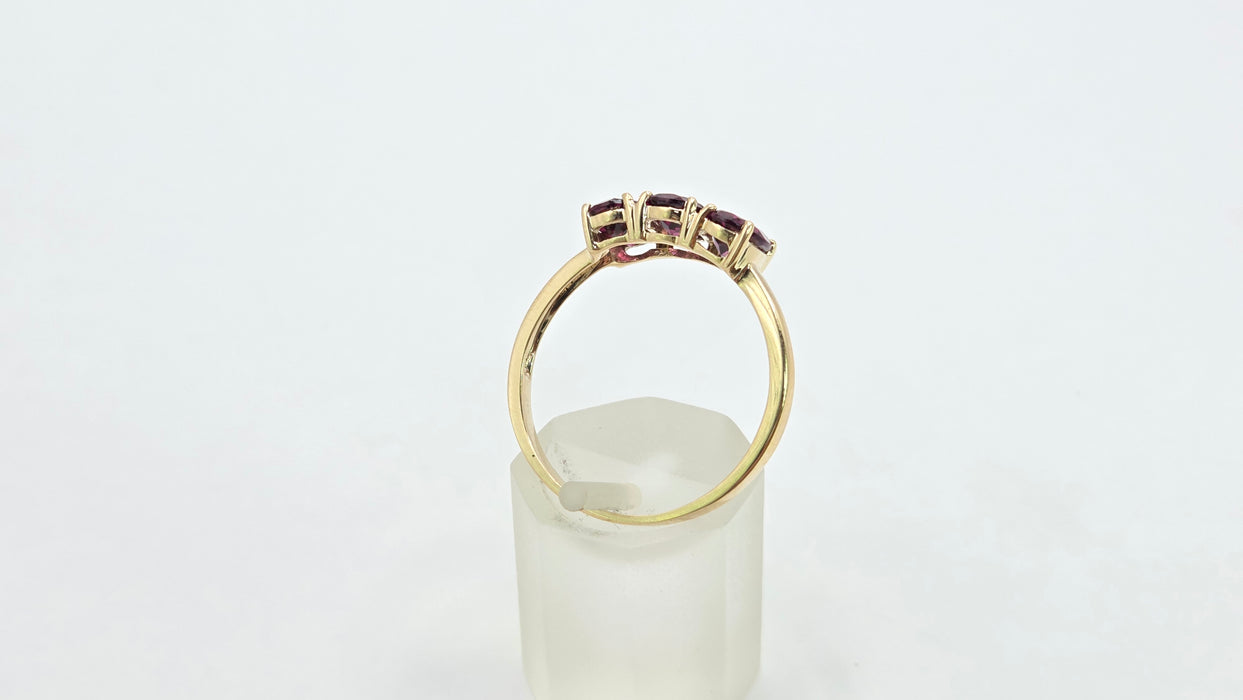 Vintage: 9ct Yellow Gold Almandine Garnet Trilogy Ring