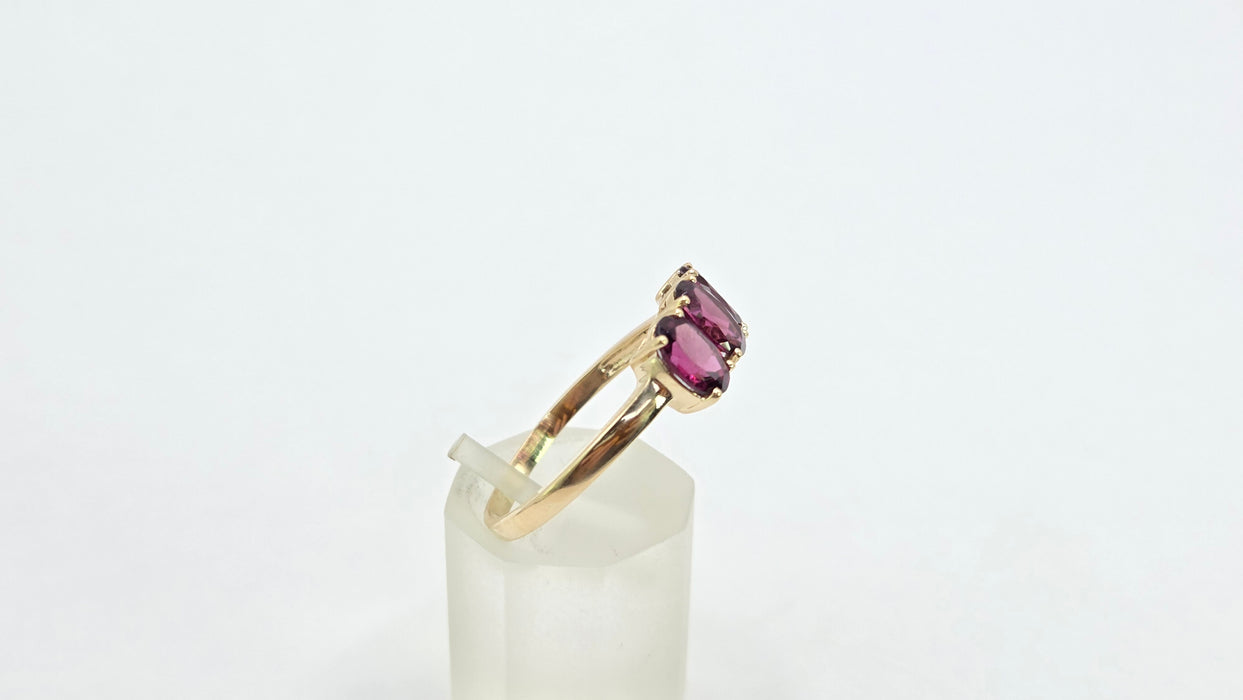 Vintage: 9ct Yellow Gold Almandine Garnet Trilogy Ring