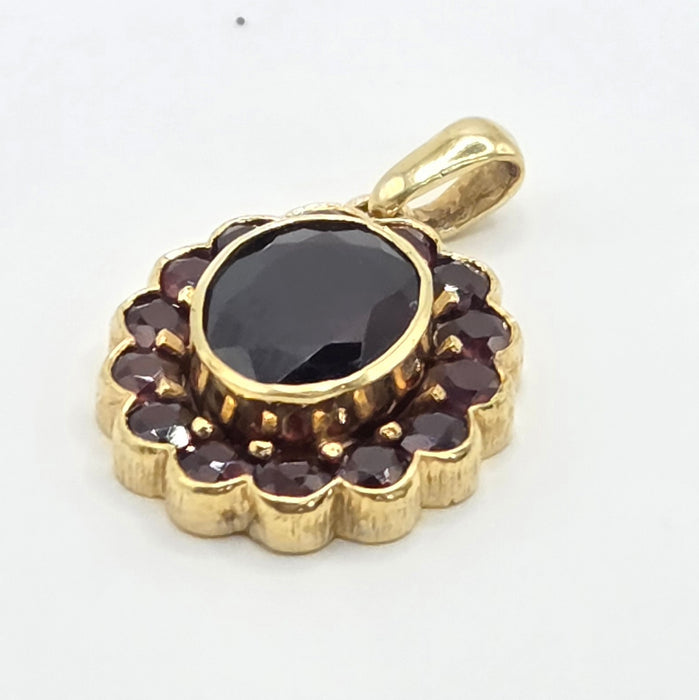 Vintage: 8ct Yellow Gold Garnet Cluster Pendant