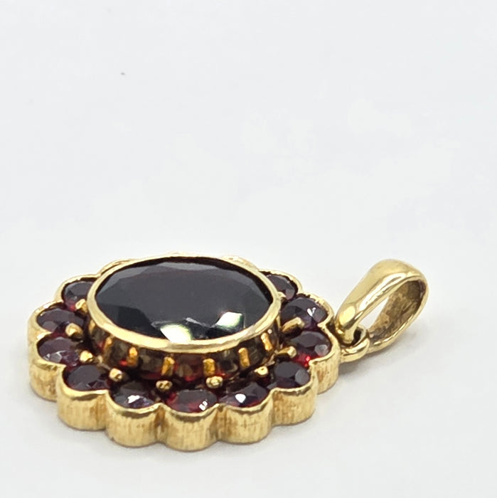 Vintage: 8ct Yellow Gold Garnet Cluster Pendant