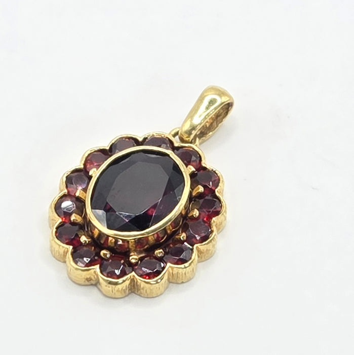 Vintage: 8ct Yellow Gold Garnet Cluster Pendant