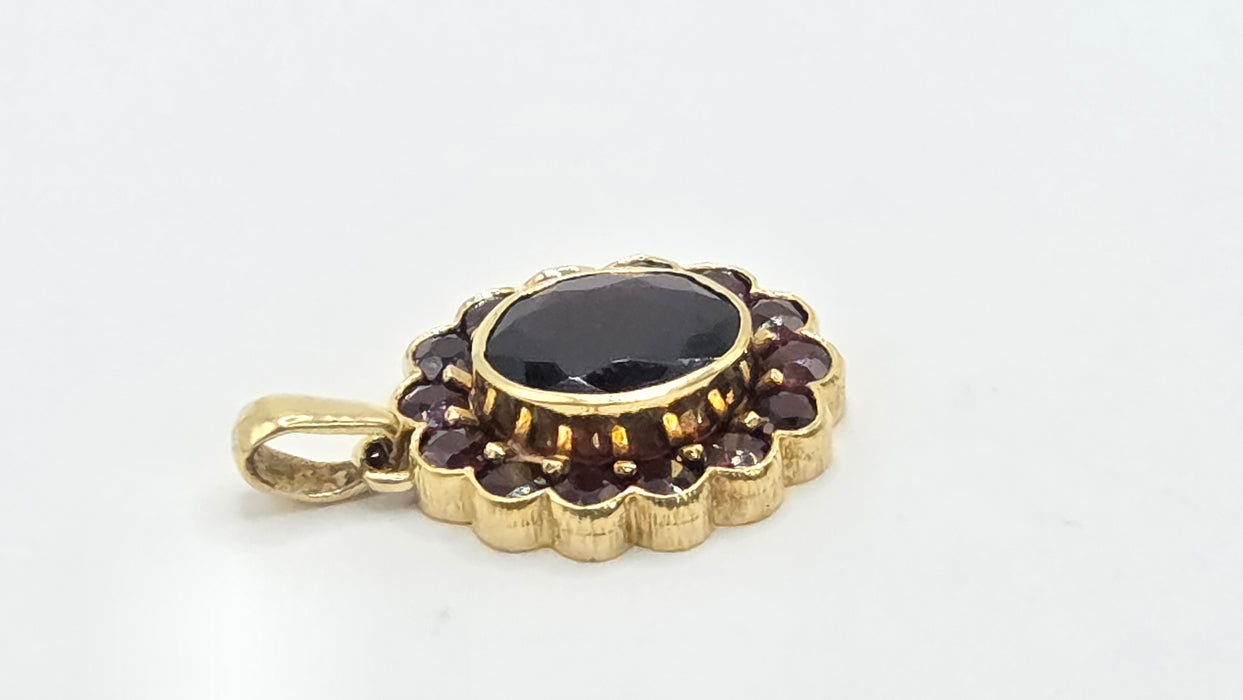 Vintage: 8ct Yellow Gold Garnet Cluster Pendant