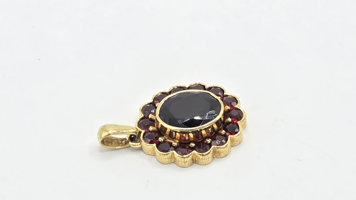 Vintage: 8ct Yellow Gold Garnet Cluster Pendant