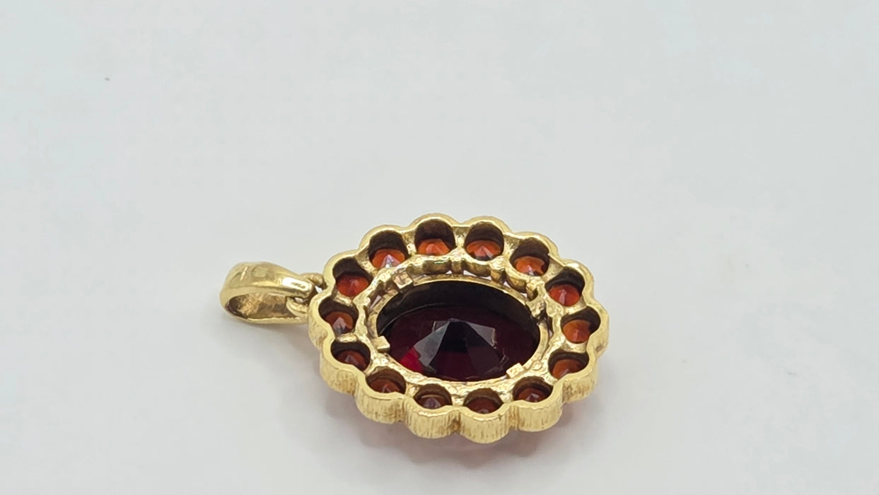 Vintage: 8ct Yellow Gold Garnet Cluster Pendant
