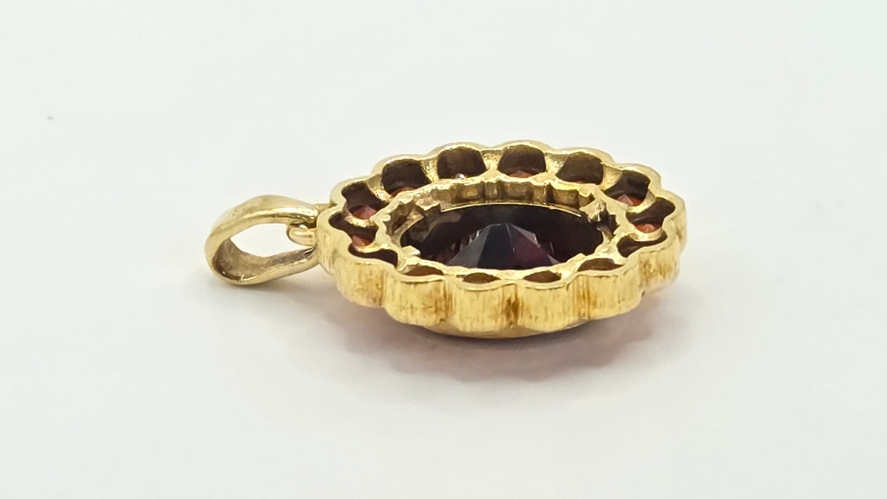 Vintage: 8ct Yellow Gold Garnet Cluster Pendant