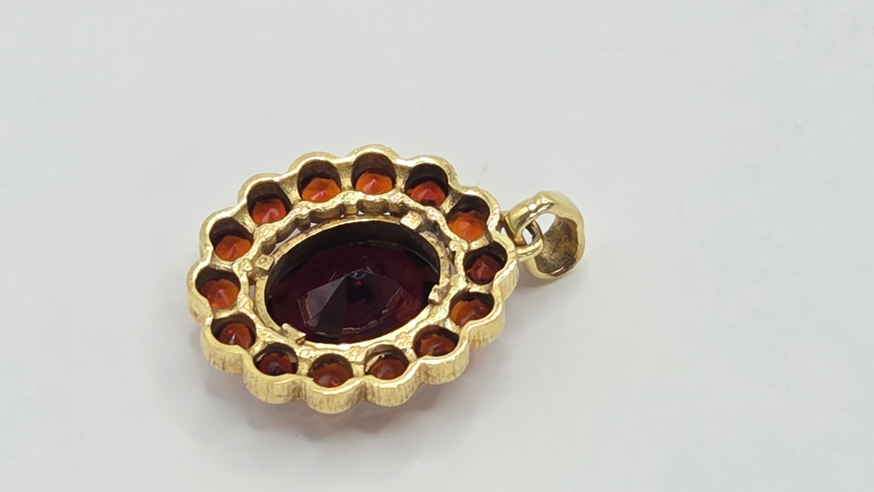 Vintage: 8ct Yellow Gold Garnet Cluster Pendant