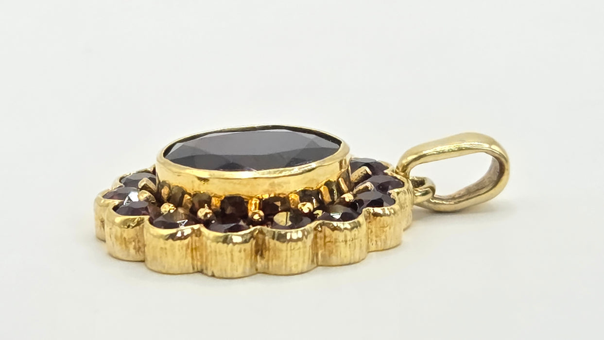 Vintage: 8ct Yellow Gold Garnet Cluster Pendant