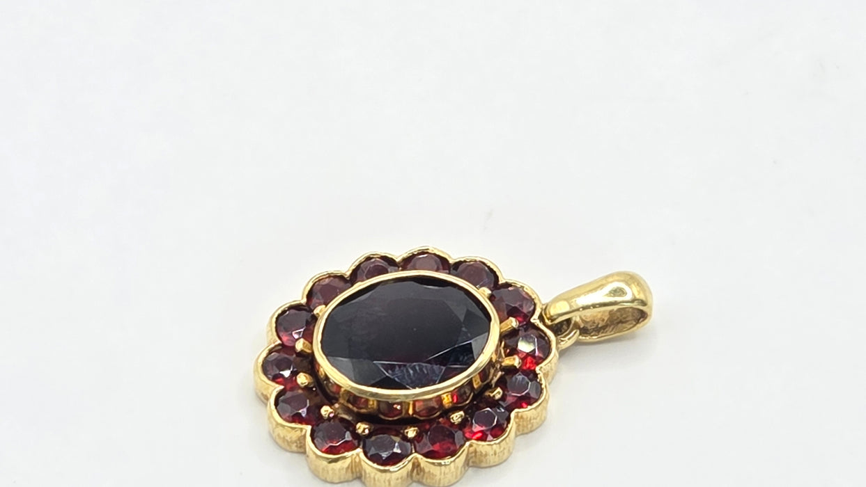 Vintage: 8ct Yellow Gold Garnet Cluster Pendant