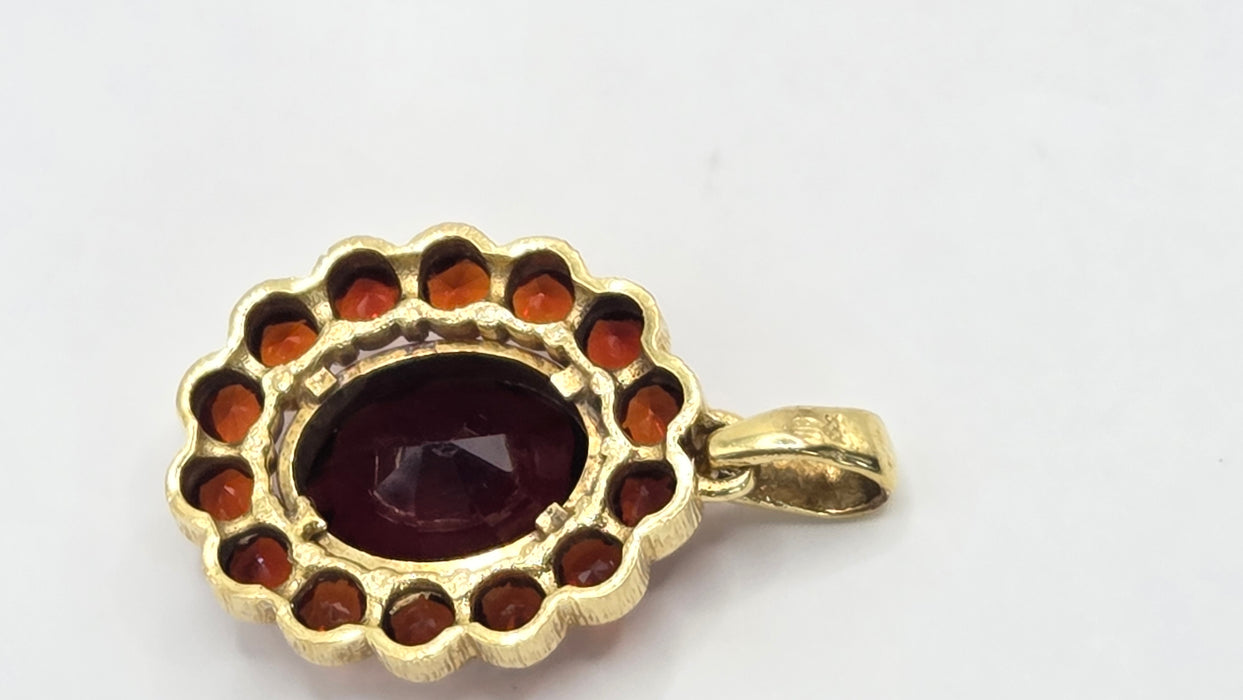 Vintage: 8ct Yellow Gold Garnet Cluster Pendant