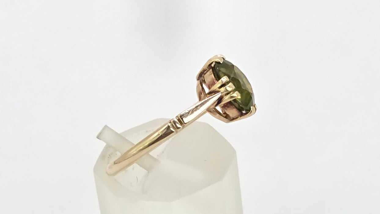 Antique: 9ct Yellow Gold Peridot Solitaire Ring