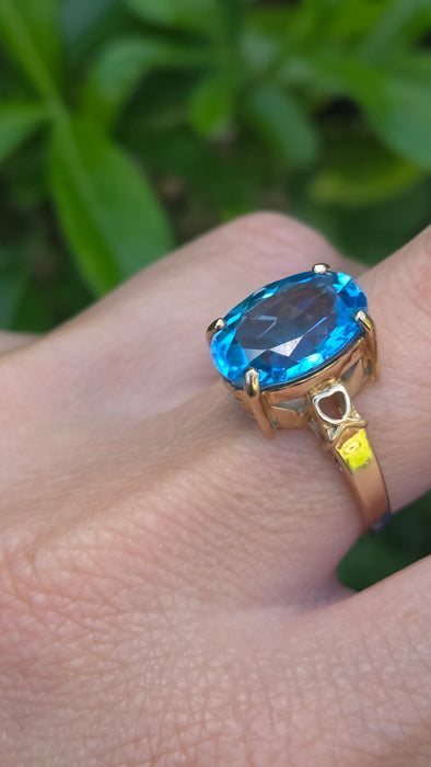 Vintage: 9ct Gold Blue Topaz Solitaire Ring