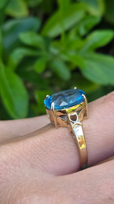 Vintage: 9ct Gold Blue Topaz Solitaire Ring