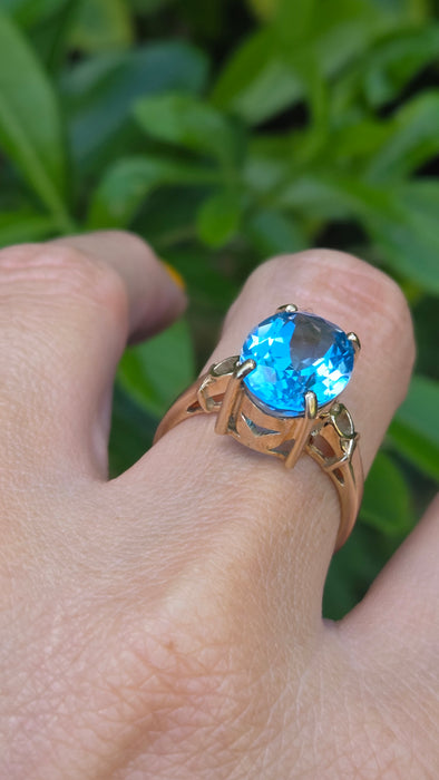 Vintage: 9ct Gold Blue Topaz Solitaire Ring