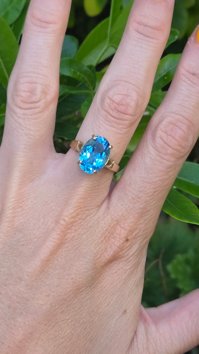 Vintage: 9ct Gold Blue Topaz Solitaire Ring