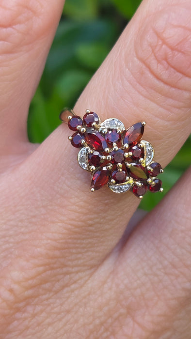 Vintage: 9ct Gold Garnet & Diamond Starburst Cluster Dress Ring