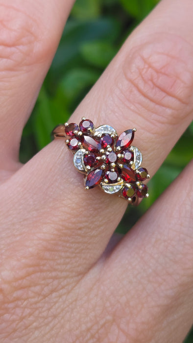Vintage: 9ct Gold Garnet & Diamond Starburst Cluster Dress Ring