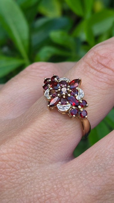 Vintage: 9ct Gold Garnet & Diamond Starburst Cluster Dress Ring