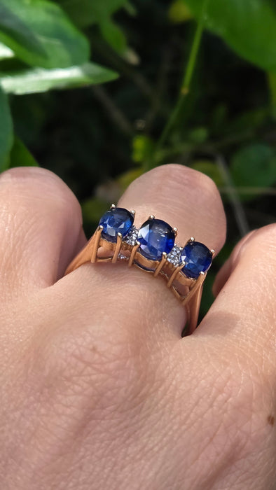 Vintage: 9ct Yellow Gold Blue Spinel & White Topaz Three Stone Ring