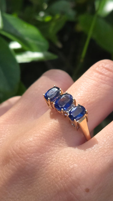 Vintage: 9ct Yellow Gold Blue Spinel & White Topaz Three Stone Ring