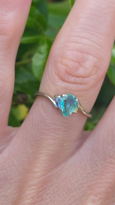 Vintage: 9ct White Gold Pear Cut Emerald Solitaire Ring