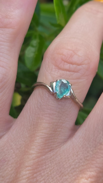 Vintage: 9ct White Gold Pear Cut Emerald Solitaire Ring