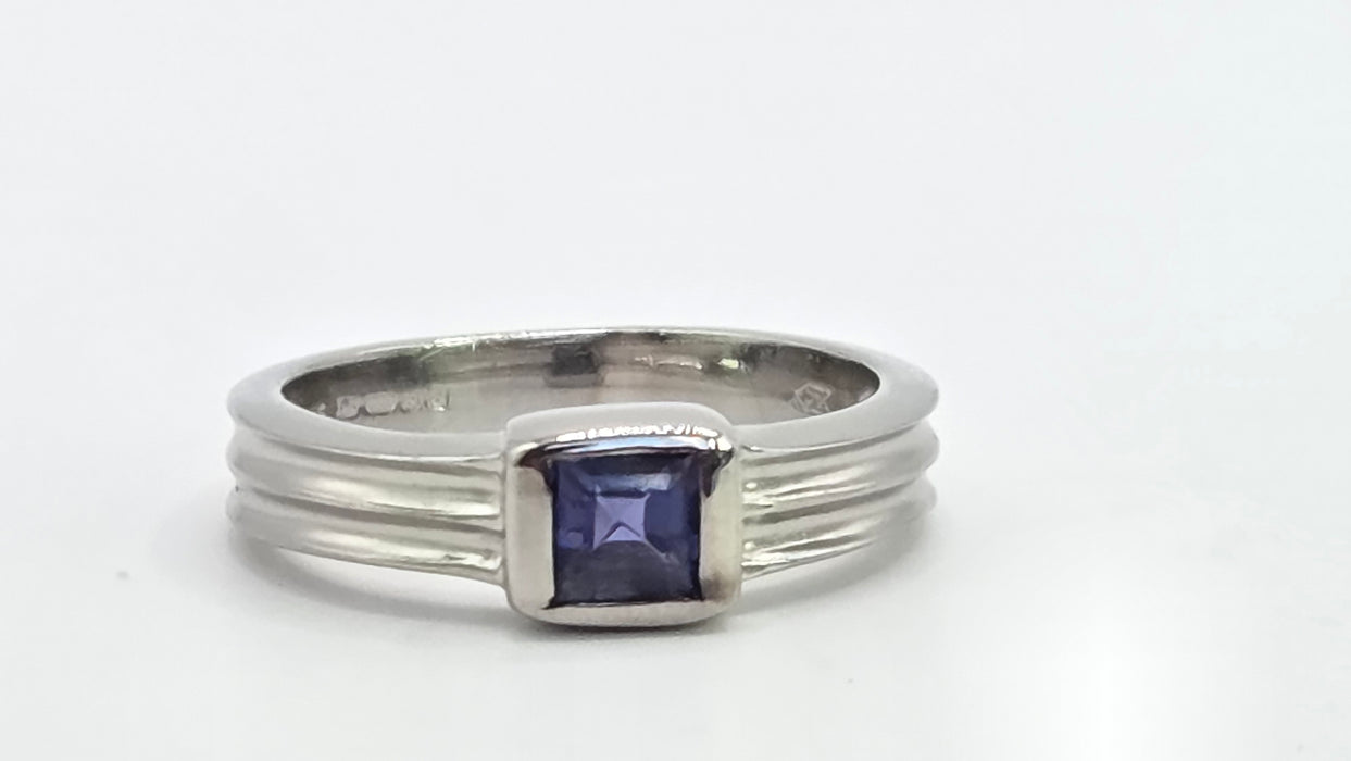 Vintage: 9ct White Gold Iolite Solitaire Ring
