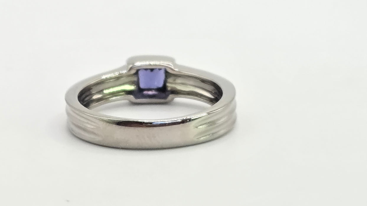 Vintage: 9ct White Gold Iolite Solitaire Ring