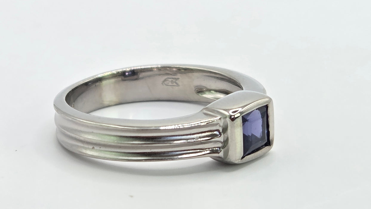 Vintage: 9ct White Gold Iolite Solitaire Ring