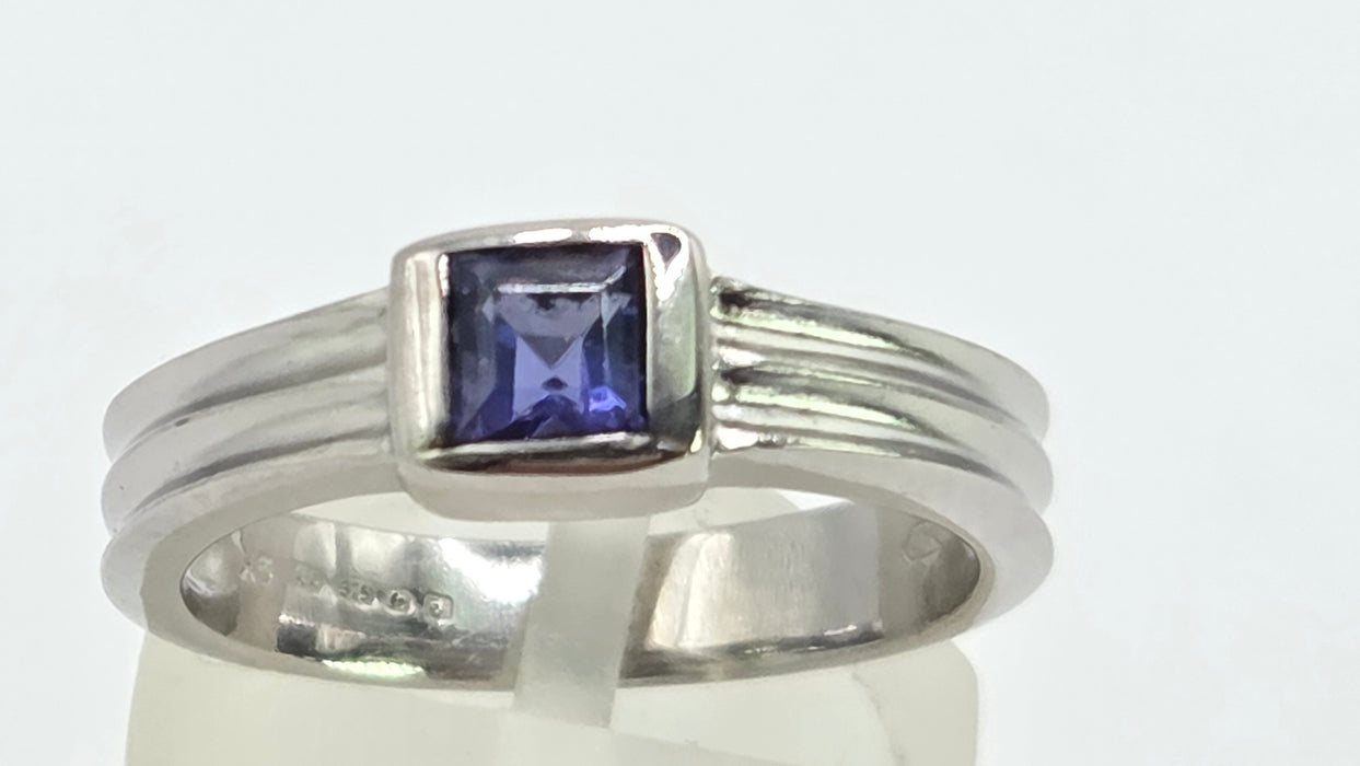 Vintage: 9ct White Gold Iolite Solitaire Ring