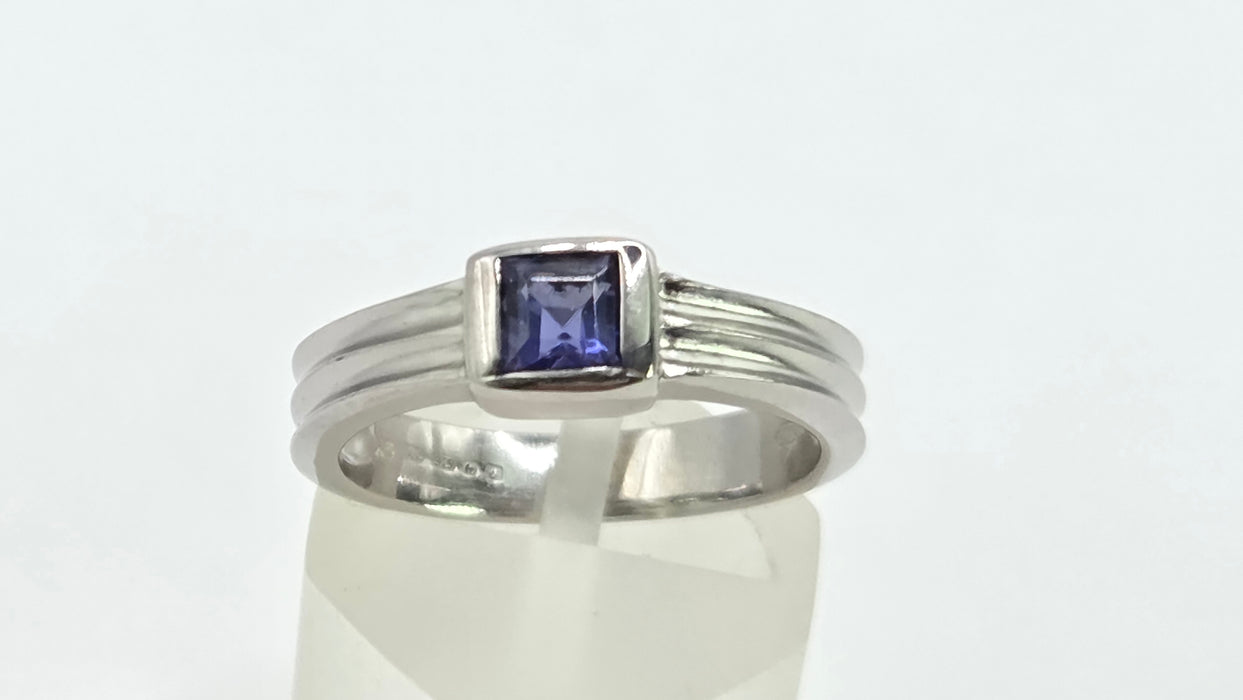 Vintage: 9ct White Gold Iolite Solitaire Ring