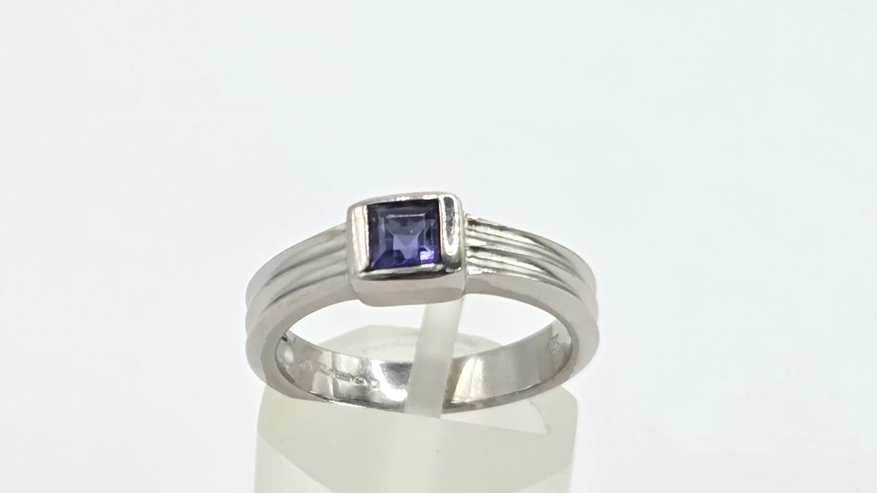 Vintage: 9ct White Gold Iolite Solitaire Ring