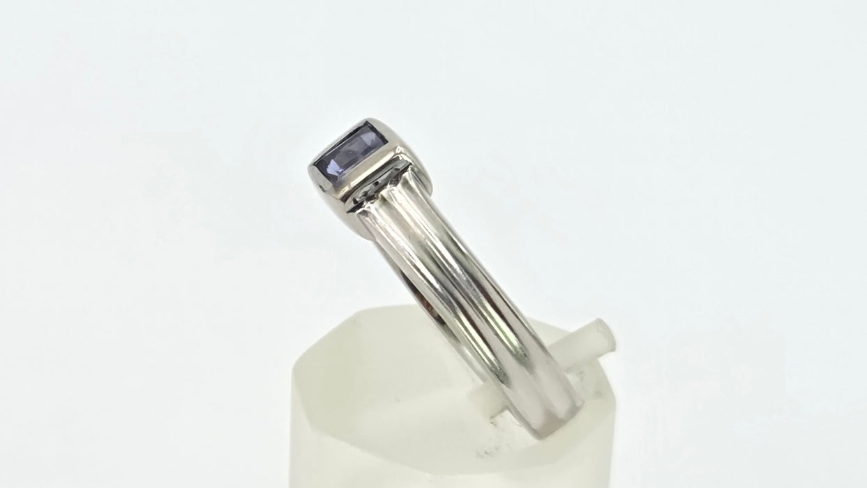 Vintage: 9ct White Gold Iolite Solitaire Ring