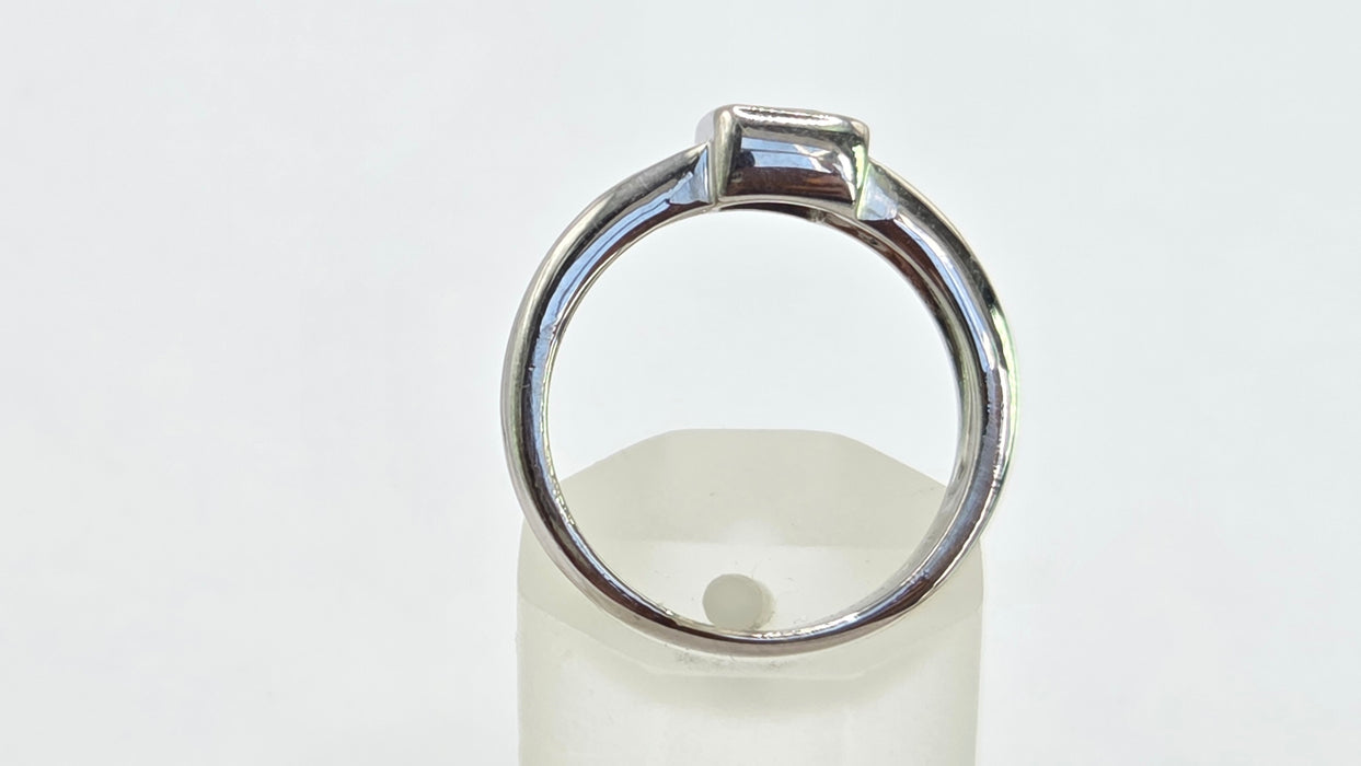 Vintage: 9ct White Gold Iolite Solitaire Ring