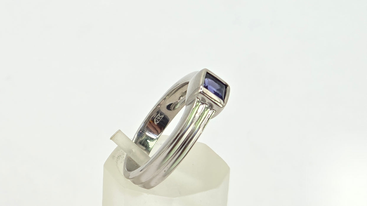 Vintage: 9ct White Gold Iolite Solitaire Ring