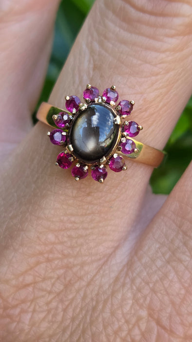 Vintage: Exquisite 14ct Gold Sapphire & 12 Ruby Flowerhead Ring