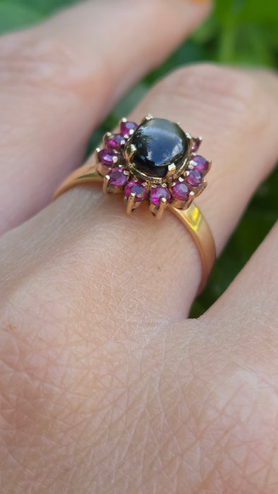 Vintage: Exquisite 14ct Gold Sapphire & 12 Ruby Flowerhead Ring