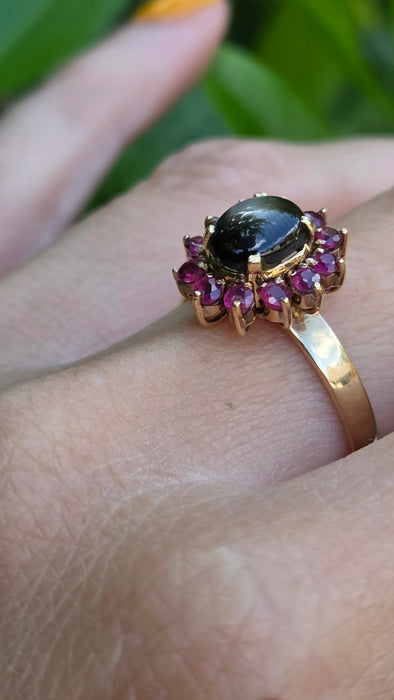 Vintage: Exquisite 14ct Gold Sapphire & 12 Ruby Flowerhead Ring