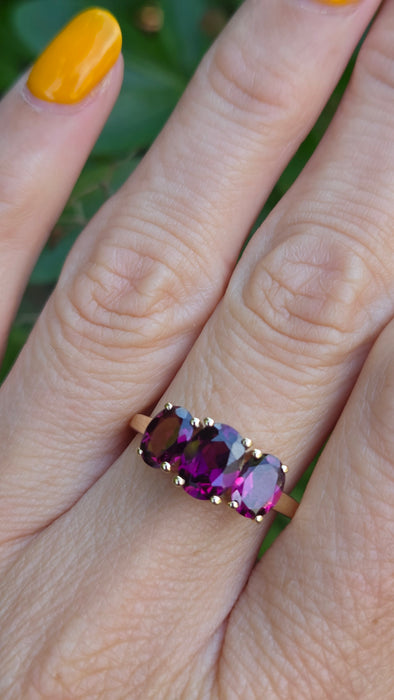 Vintage: 9ct Yellow Gold Almandine Garnet Oval Trilogy Ring