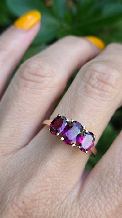 Vintage: 9ct Yellow Gold Almandine Garnet Oval Trilogy Ring