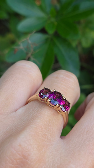 Vintage: 9ct Yellow Gold Almandine Garnet Oval Trilogy Ring