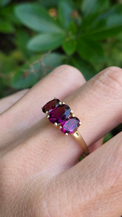 Vintage: 9ct Yellow Gold Almandine Garnet Oval Trilogy Ring