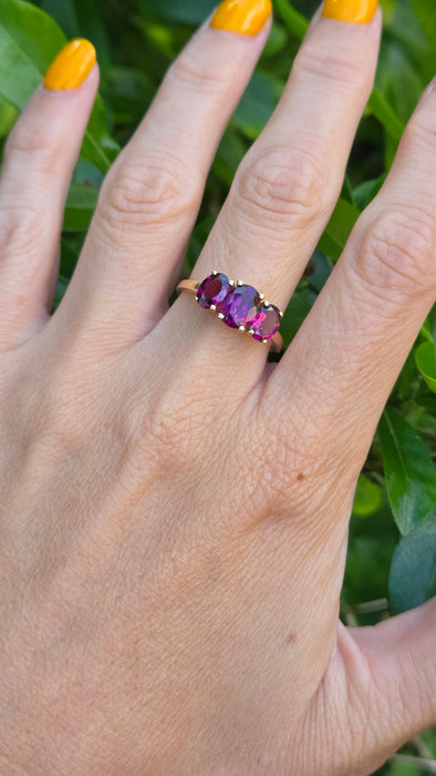 Vintage: 9ct Yellow Gold Almandine Garnet Oval Trilogy Ring