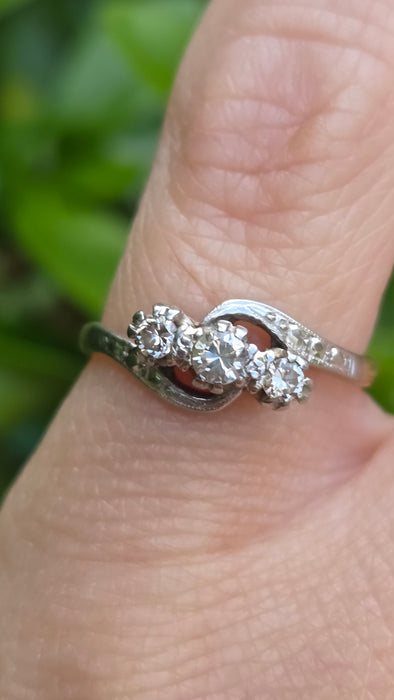Vintage: 18ct Yellow Gold & Platinum Three Stone Diamond Cross-Over Ring — 0.20ct