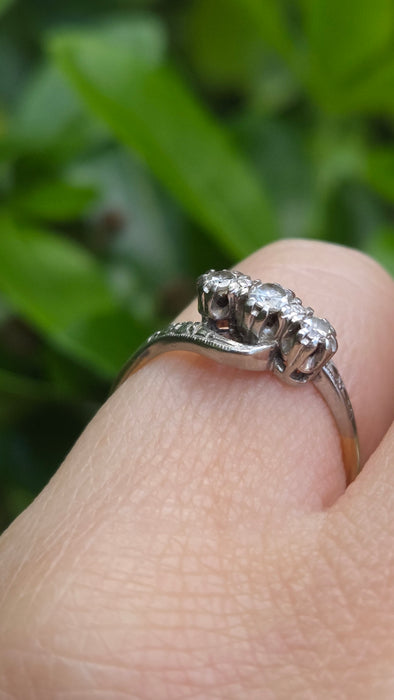 Vintage: 18ct Yellow Gold & Platinum Three Stone Diamond Cross-Over Ring — 0.20ct