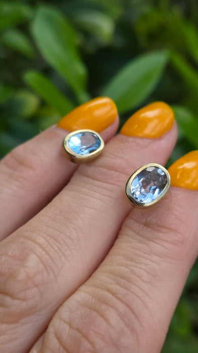 Vintage: 9ct Gold Blue Topaz Stud Earrings