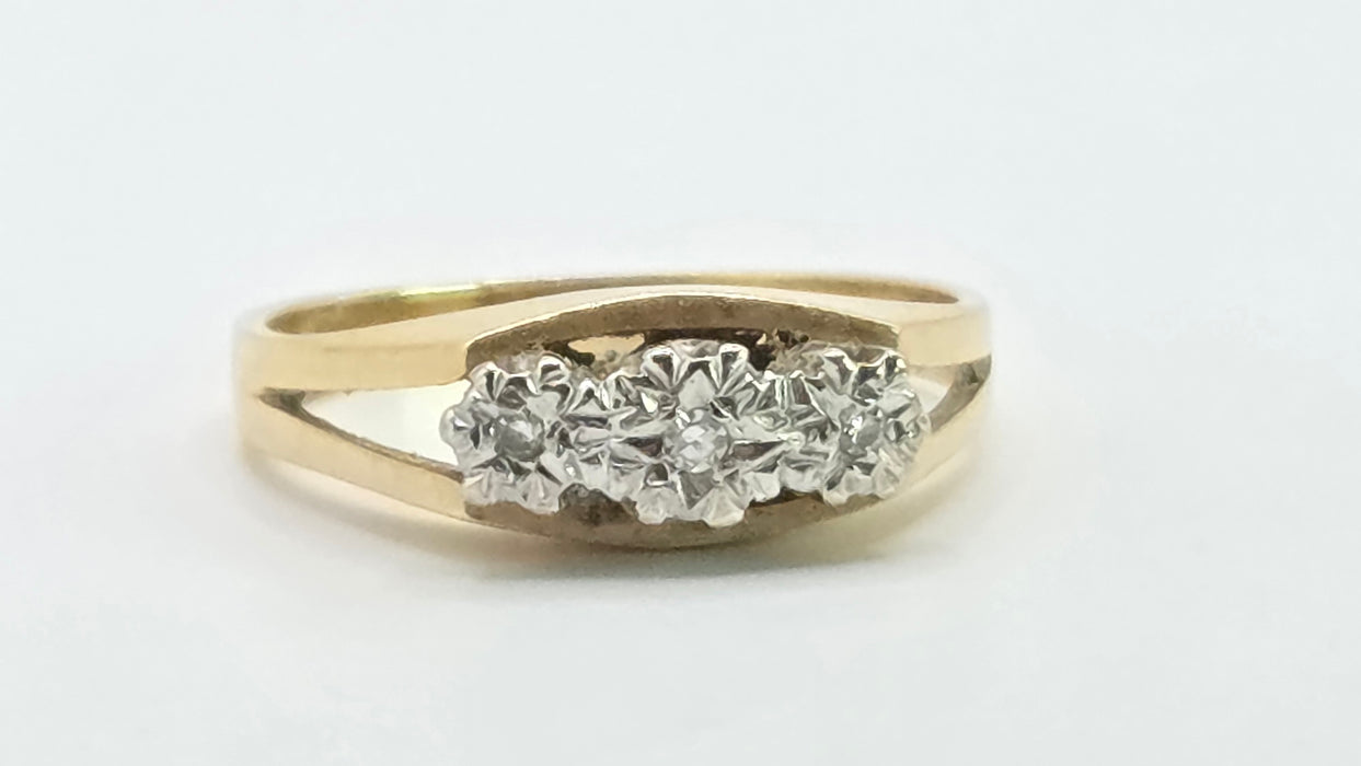 Vintage: 18ct Yellow Gold Three Stone Diamond Illusion Set Ring — From 1973
