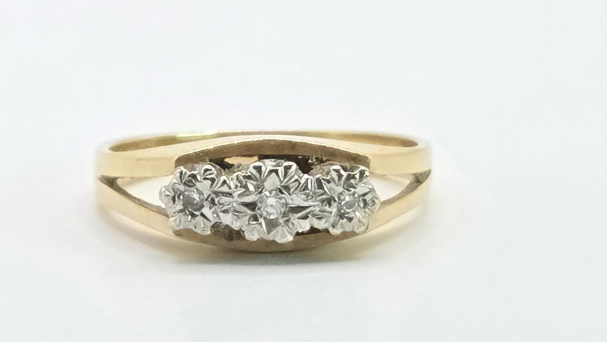 Vintage: 18ct Yellow Gold Three Stone Diamond Illusion Set Ring — From 1973