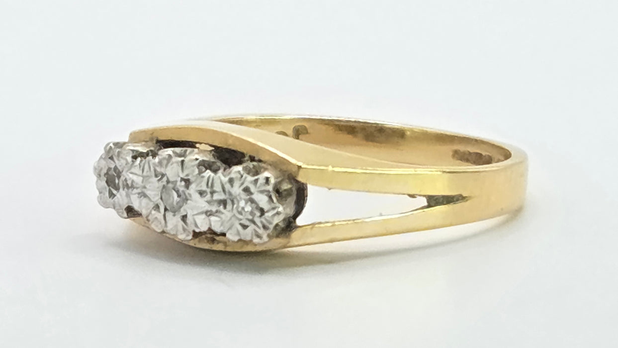 Vintage: 18ct Yellow Gold Three Stone Diamond Illusion Set Ring — From 1973
