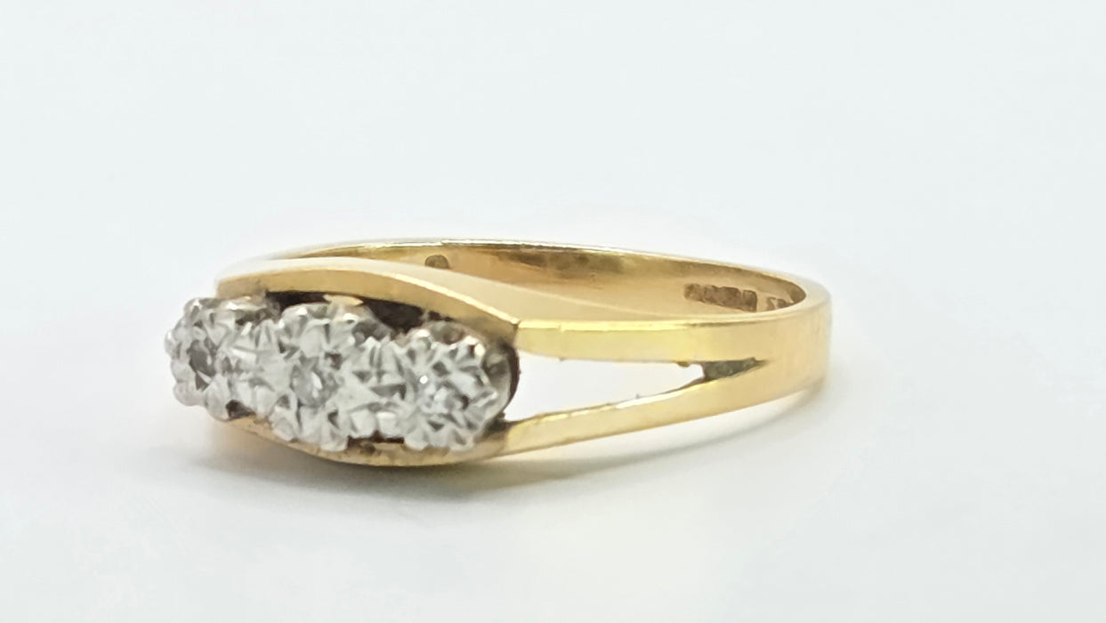 Vintage: 18ct Yellow Gold Three Stone Diamond Illusion Set Ring — From 1973